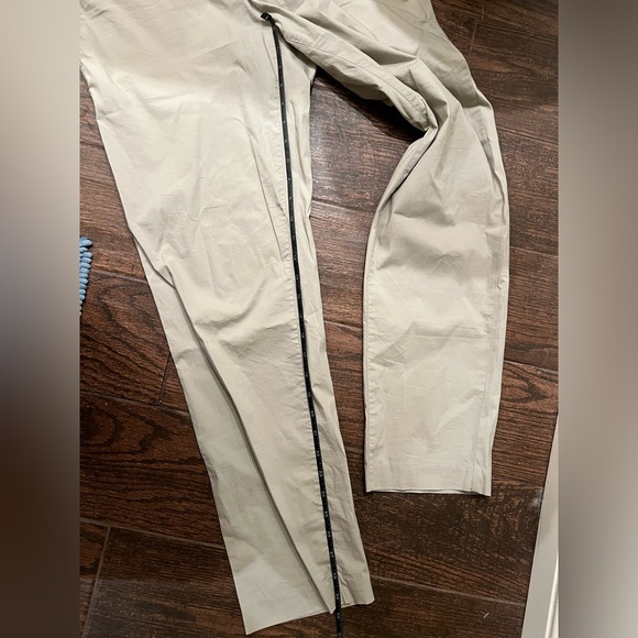 Everlane 31x30 Air Chinos in Stone - Picture 9 of 10
